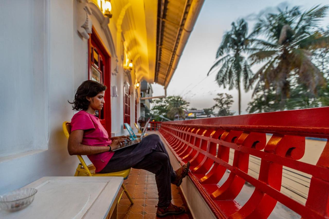 Gostops Lite Kochi Buitenkant foto